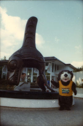 Tillicum beside Bill Reid orca sculpture at the Vancouver Aquarium