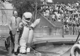 Mike Harcourt and Bee Bop Beluga at the Vancouver Aquarium