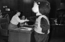 Libby Davies and Tillicum shake hands in council chambers