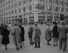 Street scenes : traffic during street car strike [Hudson's Bay Company]