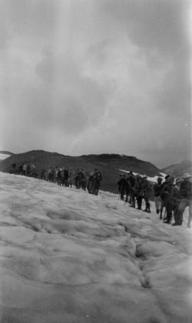 Helmit [Helmet - view of hiking group]