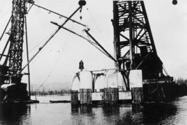 Placing struts at pier 1 : April 30, 1924