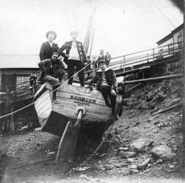[Men on grounded boat "Rambler" Nanaimo No. 3]