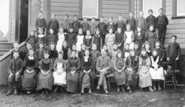 [A class in front of Mount Pleasant School at 9th Avenue (Broadway) and Wesminster Road (Kingsway)]