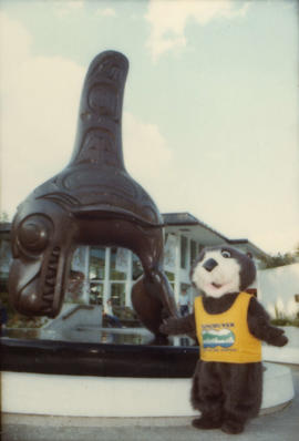 Tillicum beside Bill Reid orca sculpture at the Vancouver Aquarium