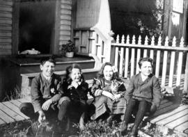 [Outdoor portrait of] Fluery children