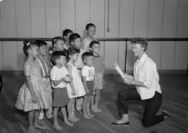 Aida Broadbent leading rehearsal with children from "The King an I"