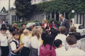 Mike Harcourt speaking to group of children