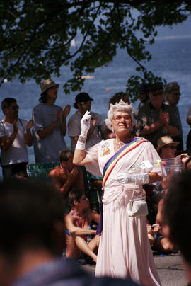 Bill Monroe as Queen Elizabeth : 2003 Pride