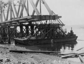 Steel span on scows : April 8, 1925