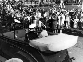 [King George VI and Queen Elizabeth being driven through Queen's Park]