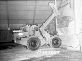 Raw sugar warehouse construction: scoop mobile at work