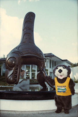 Tillicum beside Bill Reid orca sculpture at the Vancouver Aquarium