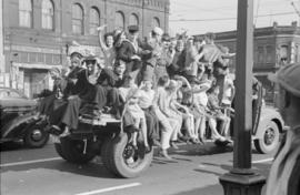 [Crowd on back of truck during VJ Day celebrations]