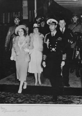 King George VI and Queen Elizabeth with the Hambers